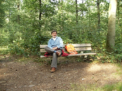 Gauke op een bankje in het bos